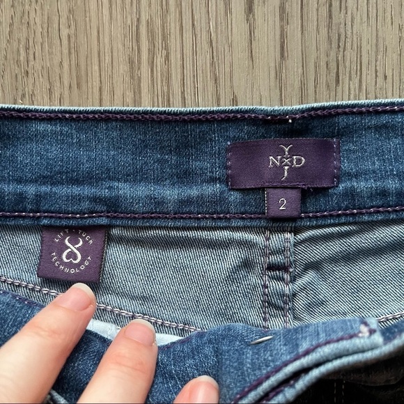 NYDJ Women’s Crop Jeans Medium Wash Size 2 Button Hem Lift Tuck Technology - Picture 4 of 9